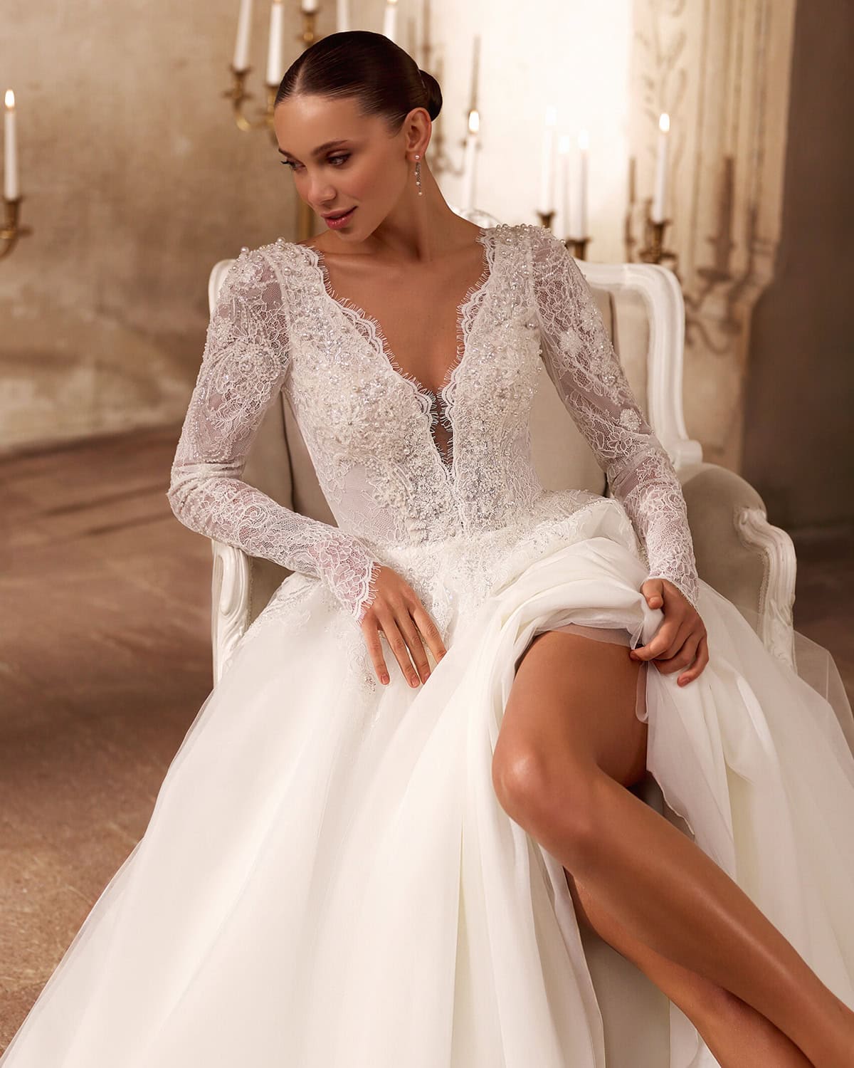 Decolteu in V din dantela Chantilly, maneci lungi transparente si fusta din tulle - Theodora