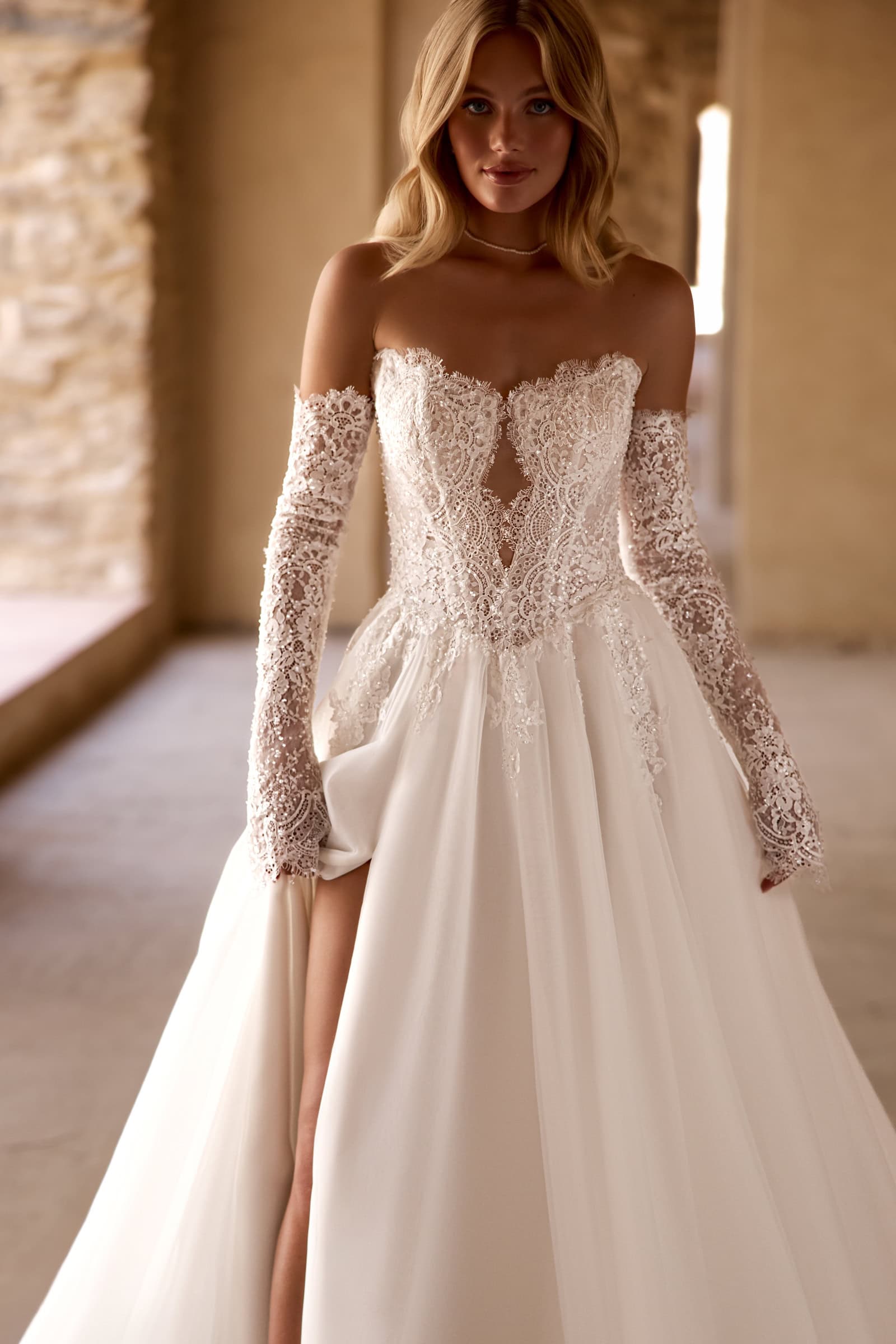 corset decorat cu aplicatii fine si maneci lungi din dantela - forutina