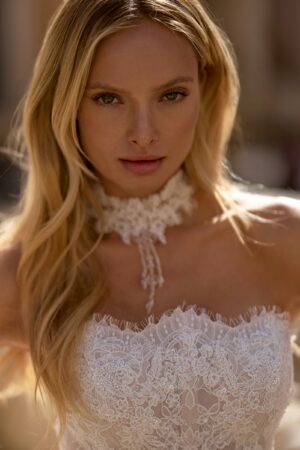 detaliu corset din dantelă cu broderii fine și colier decorativ – mia