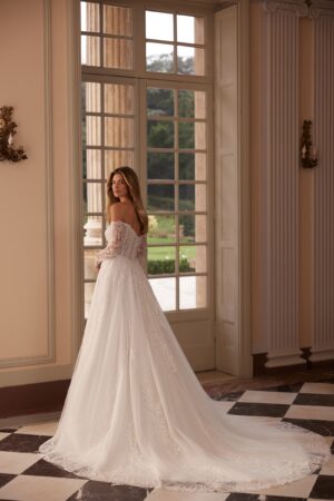 fusta ampla din tulle cu trena fluida si aplicatii delicate - javielle