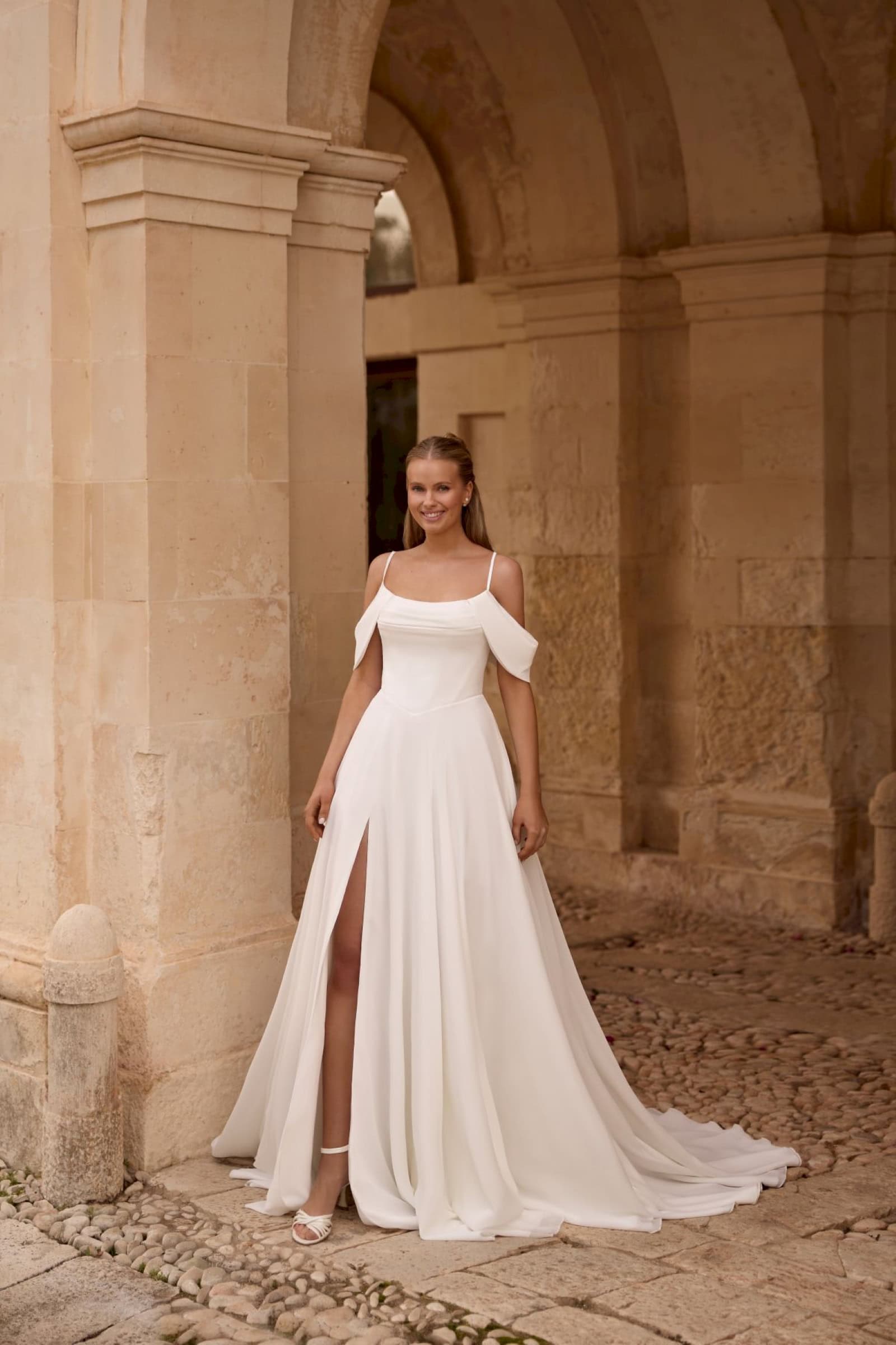 rochie de mireasa a-line cu umeri decupati – janisol