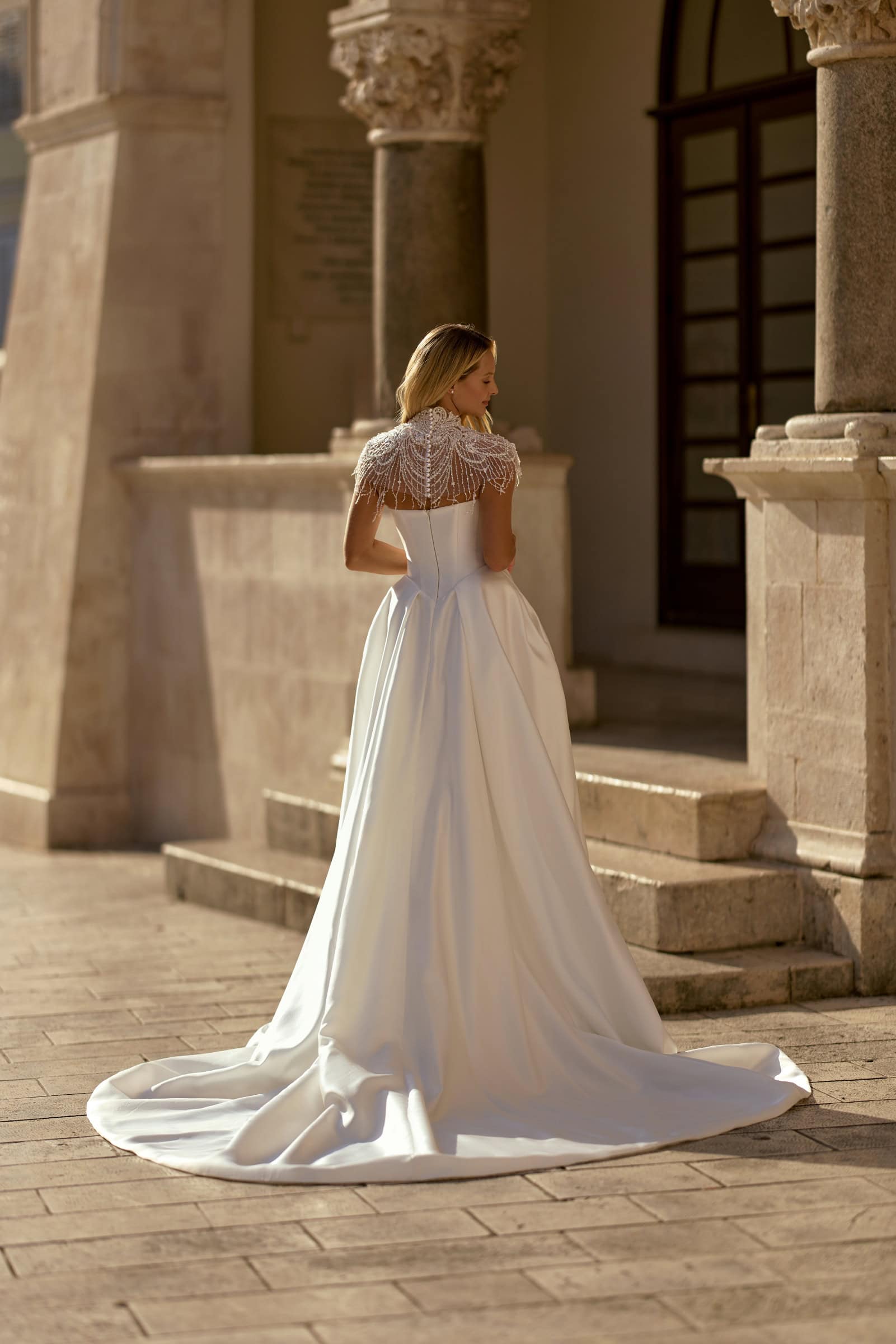 spate cu trena ampla si bolero din perle cu detalii decorative – mabel