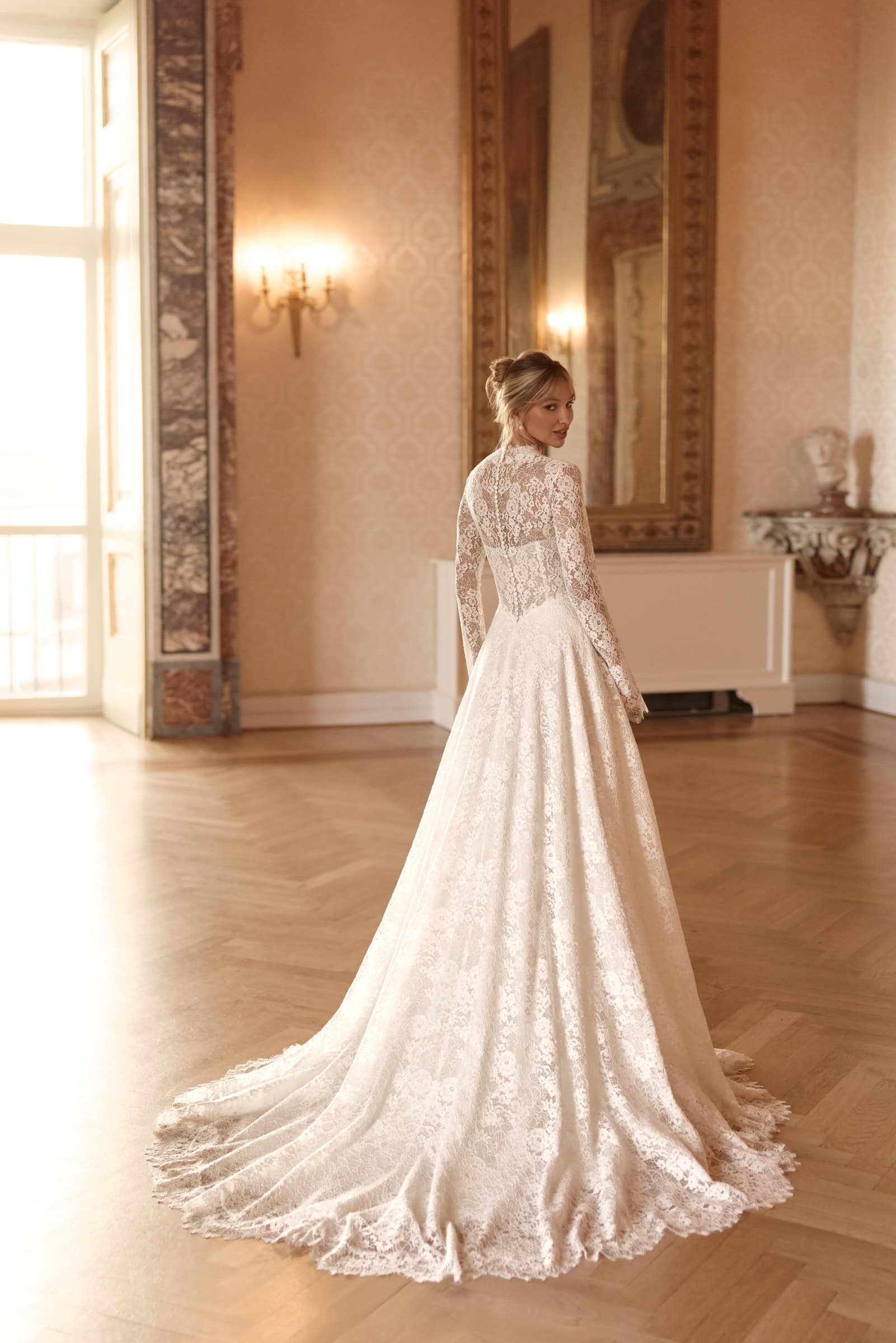spate din dantela chantilly cu trena ampla - chilaya