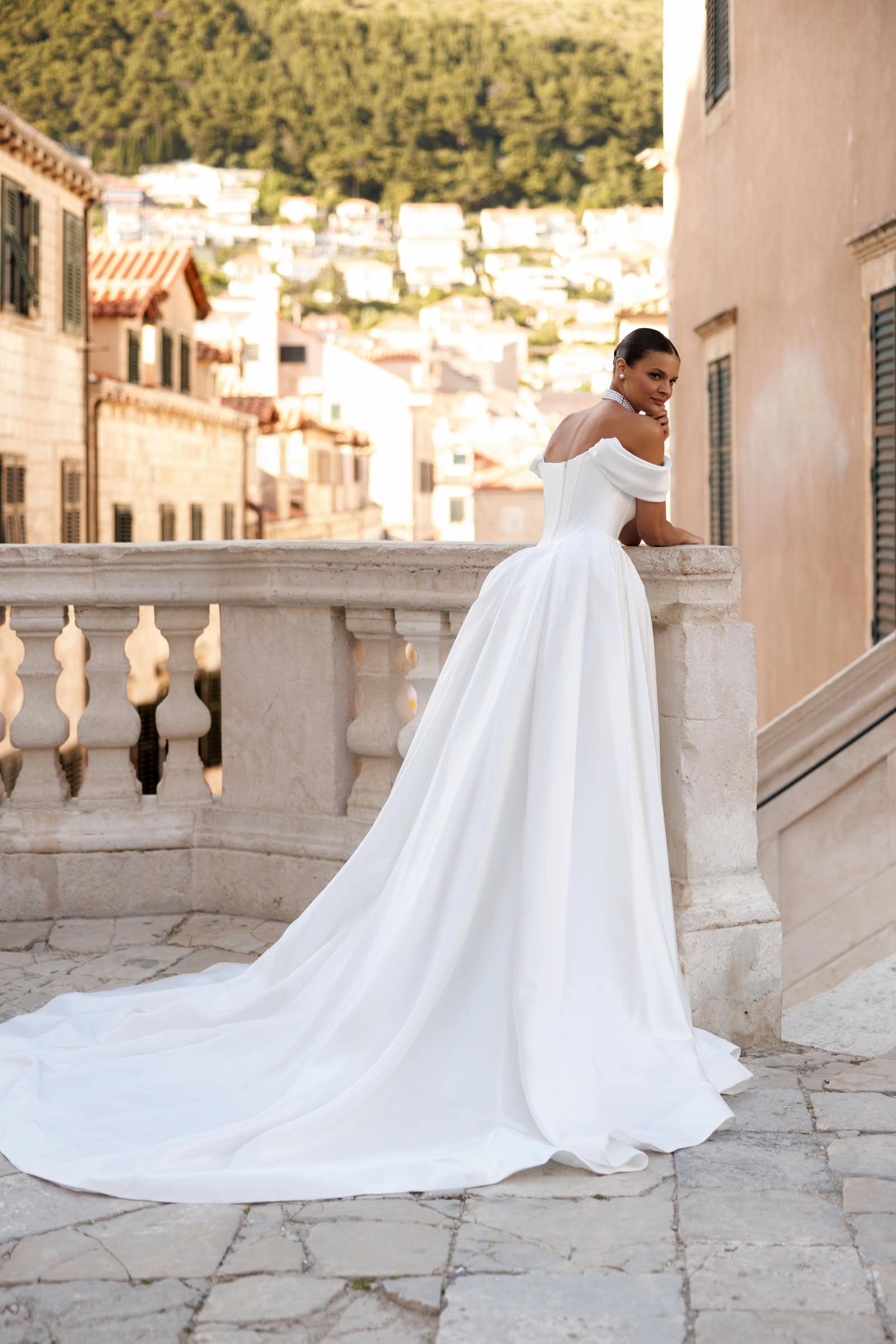 spate elegant cu talie bine definita si trena ampla – eliza