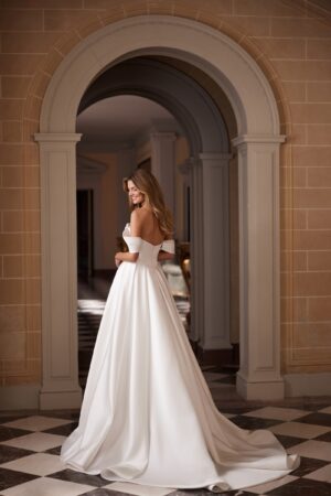 spate elegant cu trena ampla si finisaj satinat - ombralia